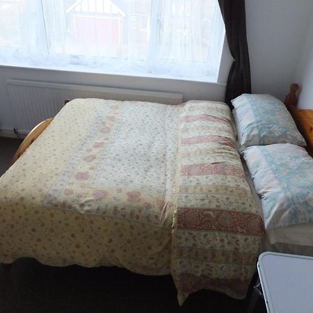 Many Worlds Meet: Spacious Family Stay near Wimbledon & London Croydon Exterior photo