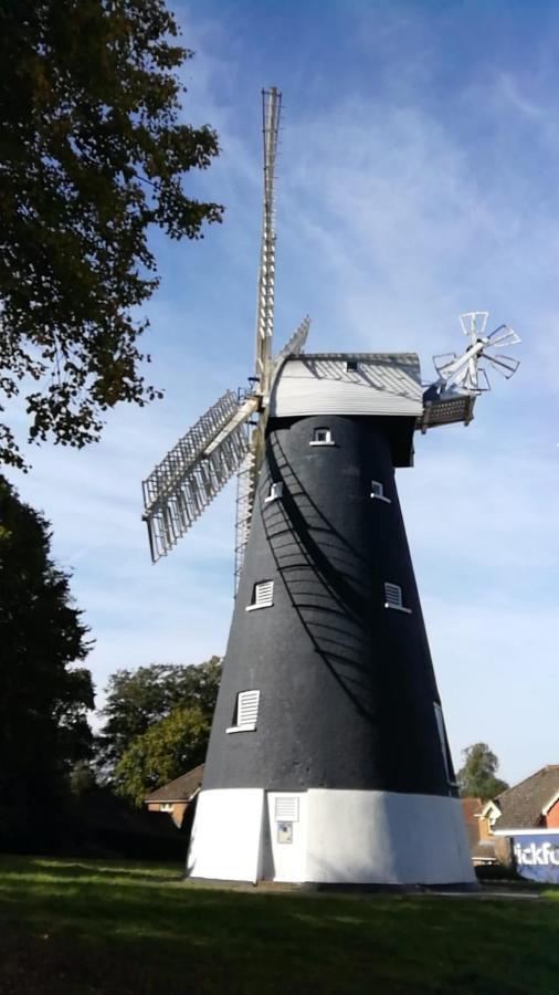 Many Worlds Meet: Spacious Family Stay near Wimbledon & London Croydon Exterior photo