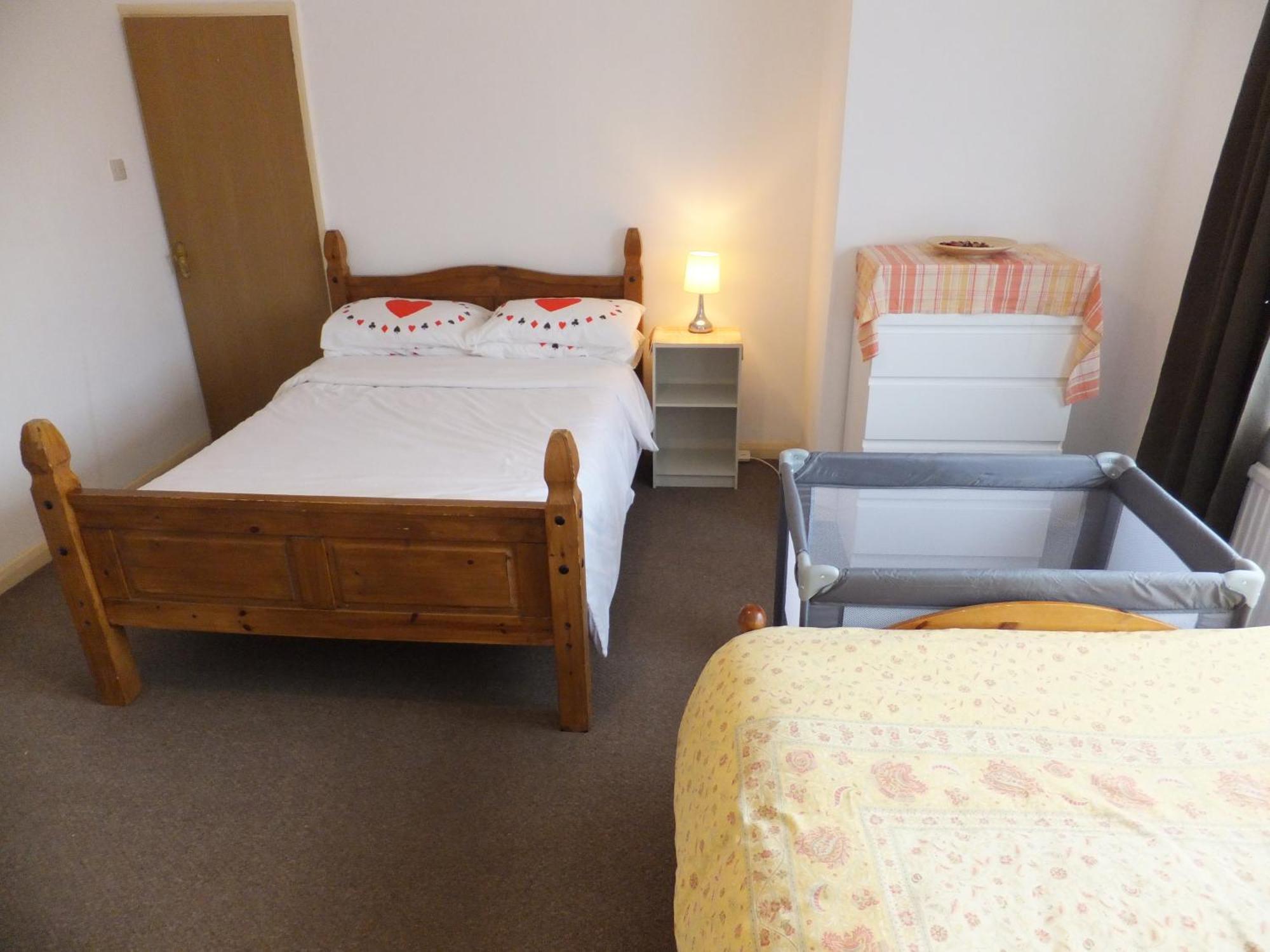 Many Worlds Meet: Spacious Family Stay near Wimbledon & London Croydon Exterior photo
